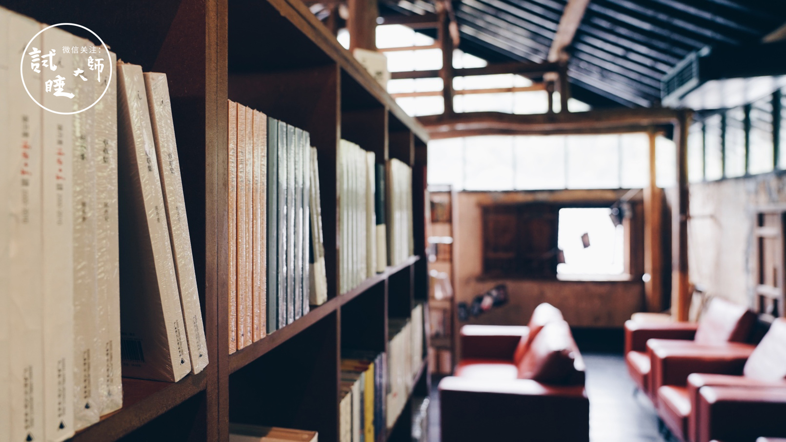 在梯田做成的无边泳池里游泳，私奔去这个隐秘山谷民宿做回野孩子