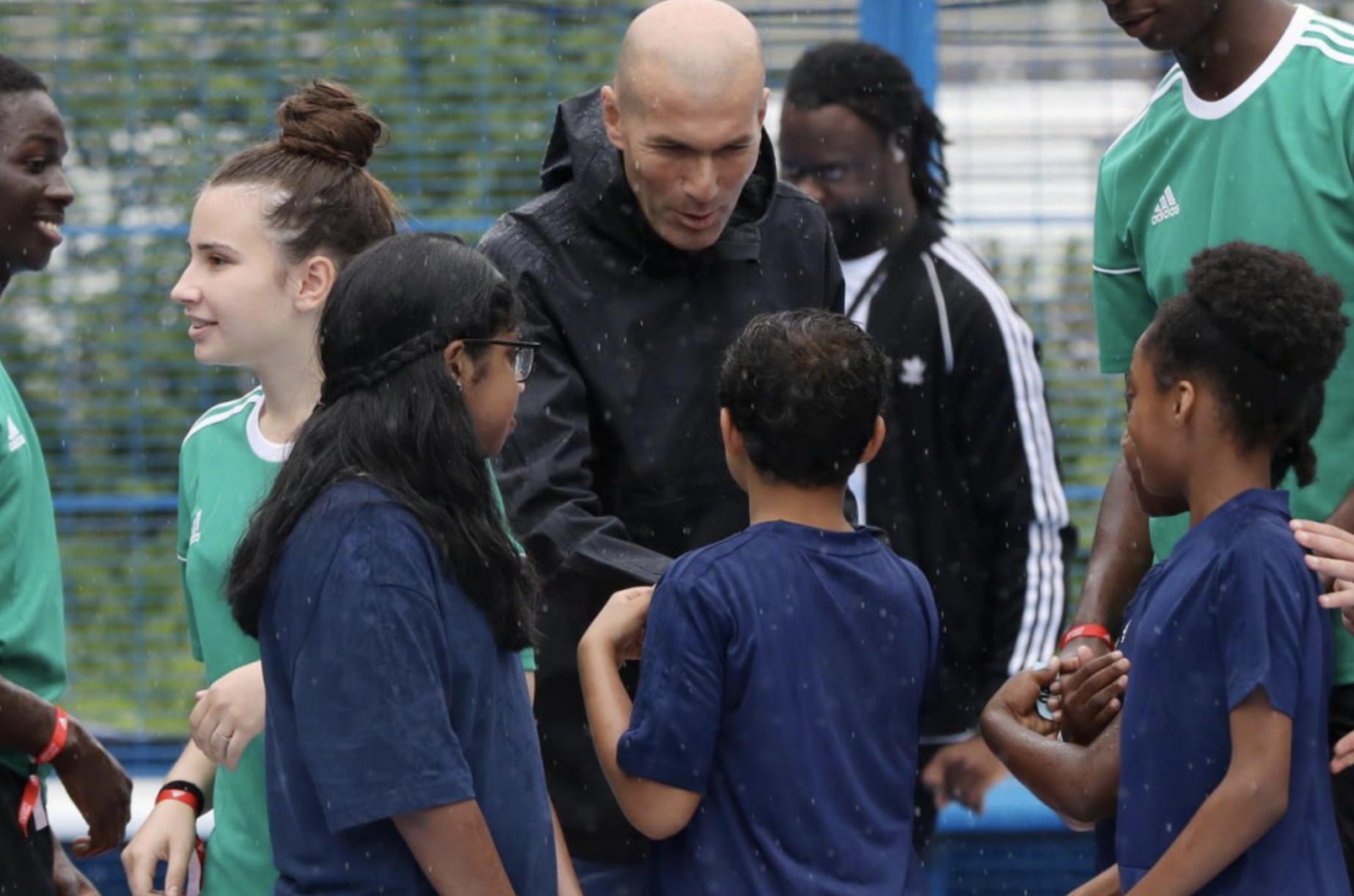 有机会去看看那些在巴黎郊外踢球的孩子们