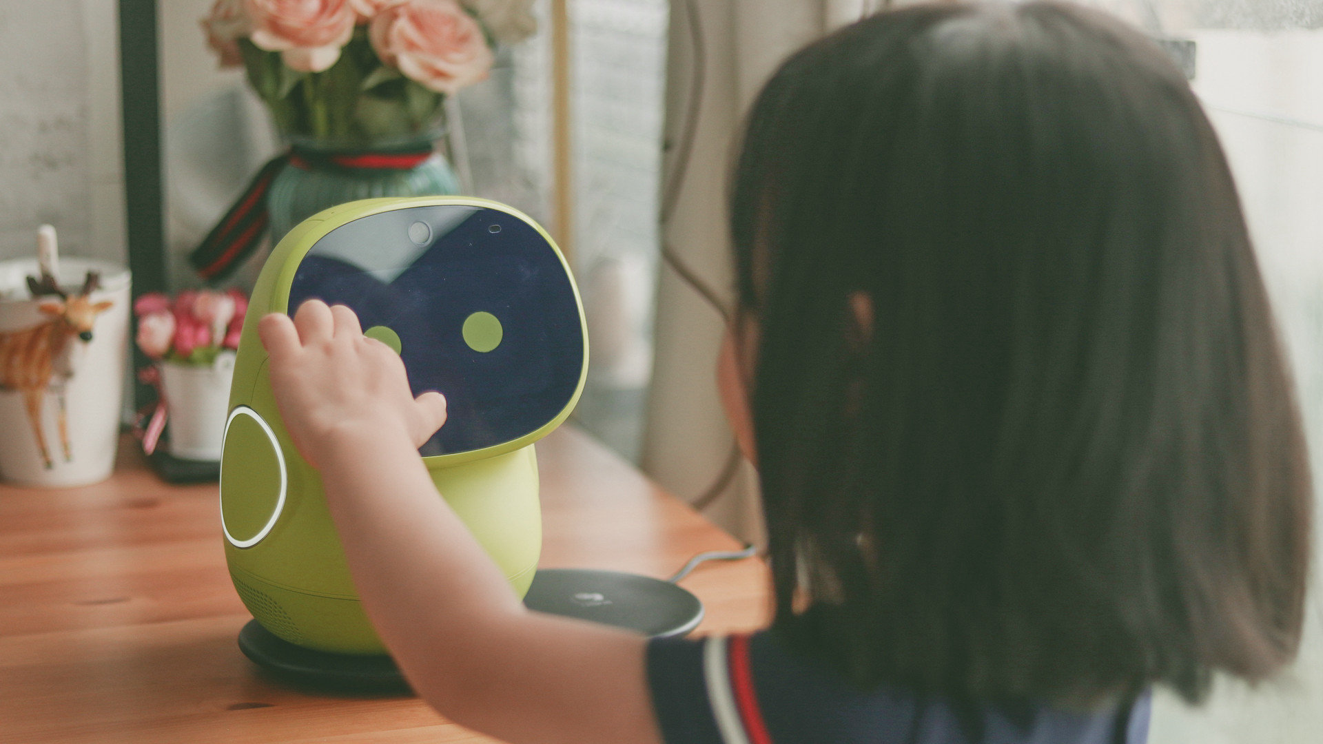 儿童学习陪伴机器人操作,幼儿陪伴儿童教育机器人