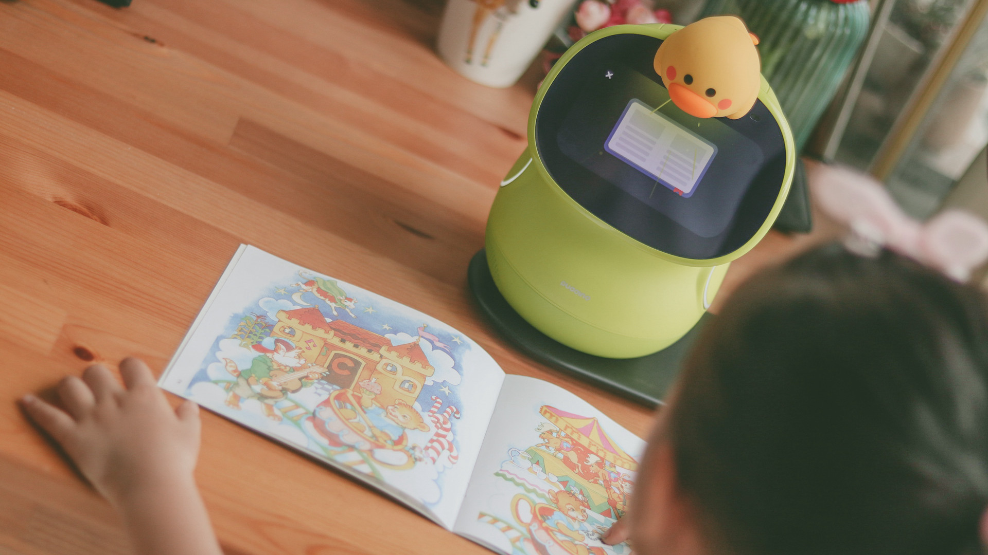 儿童学习陪伴机器人操作,幼儿陪伴儿童教育机器人