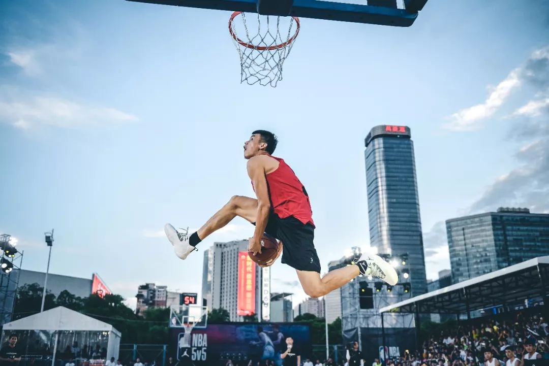 潮闻快食Champion推出金链设计!MMW曝光ALYX最新鞋款