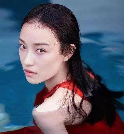 唐艺昕晒游玩美照新疆,特别甜美唐艺昕晒美照