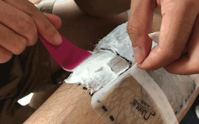 要想穿得少，脱毛要趁早！我用10款脱毛产品薅光了男同事的腿毛