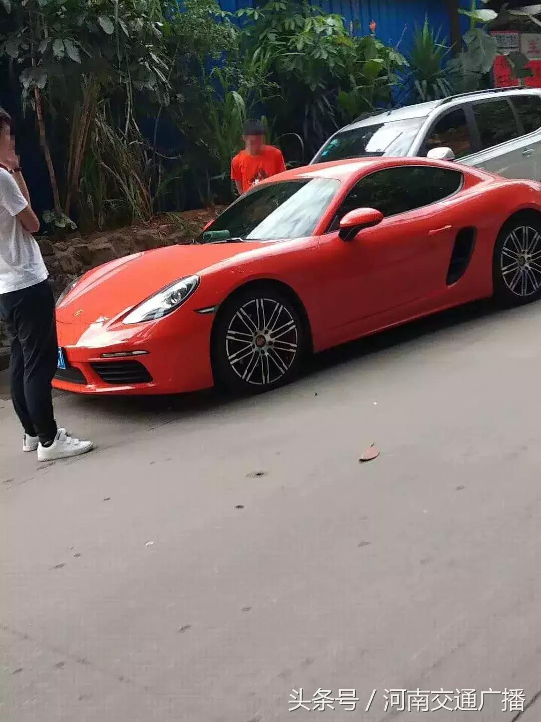 新手司机试驾五菱神车,新手司机连撞三辆车