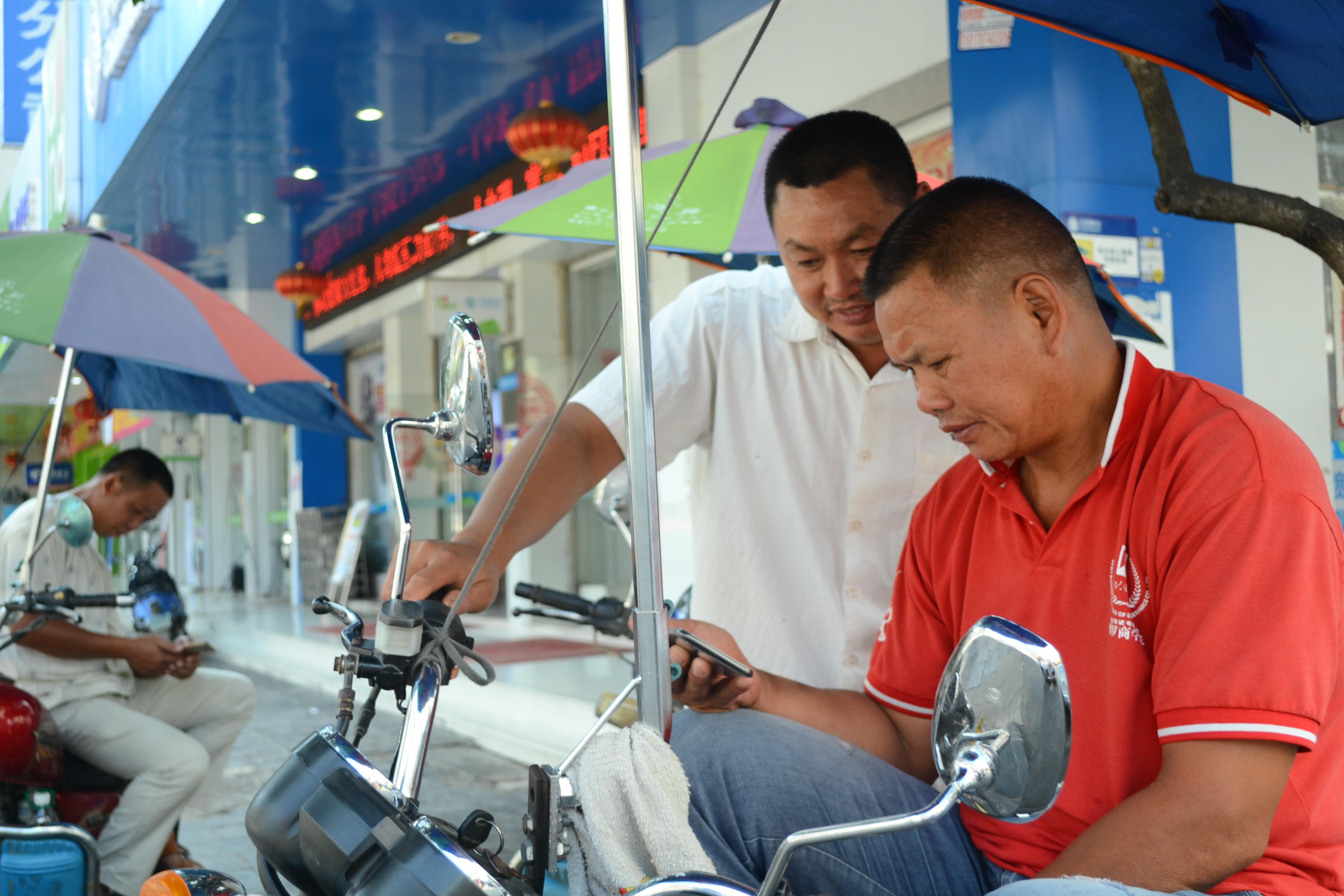 摩的会故意绕路加价吗,摩的拉客8元起步