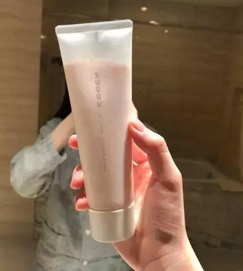 她用200万面霜公开打脸小红书女星？娱乐圈化妆品同款扒料！