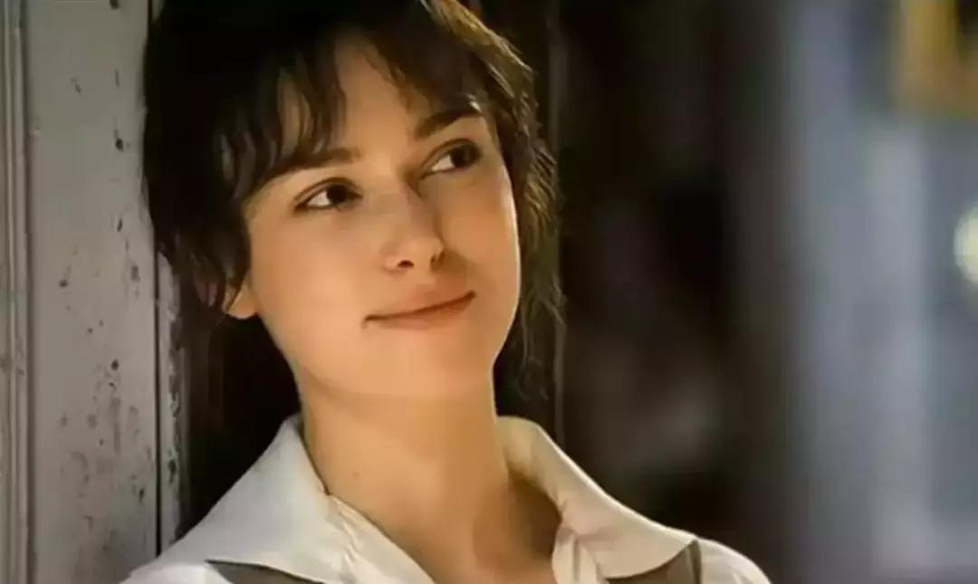 平胸也可以很高级,凯拉奈特莉颜值巅峰