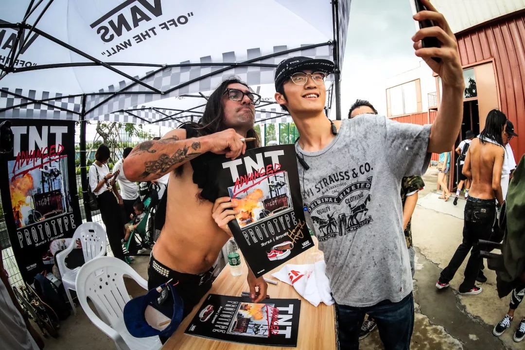 潮闻快食知名鞋店Solebox要求买家上脚离店!