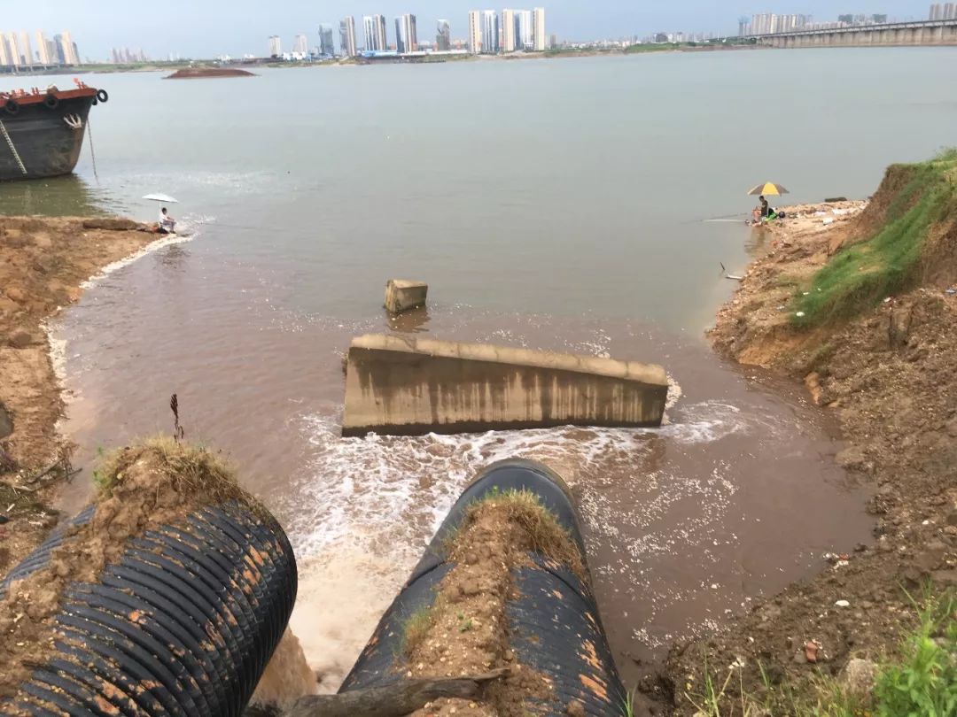 闷热的天钓鱼钓底还是钓浮,闷热天气应该钓深还是钓浅