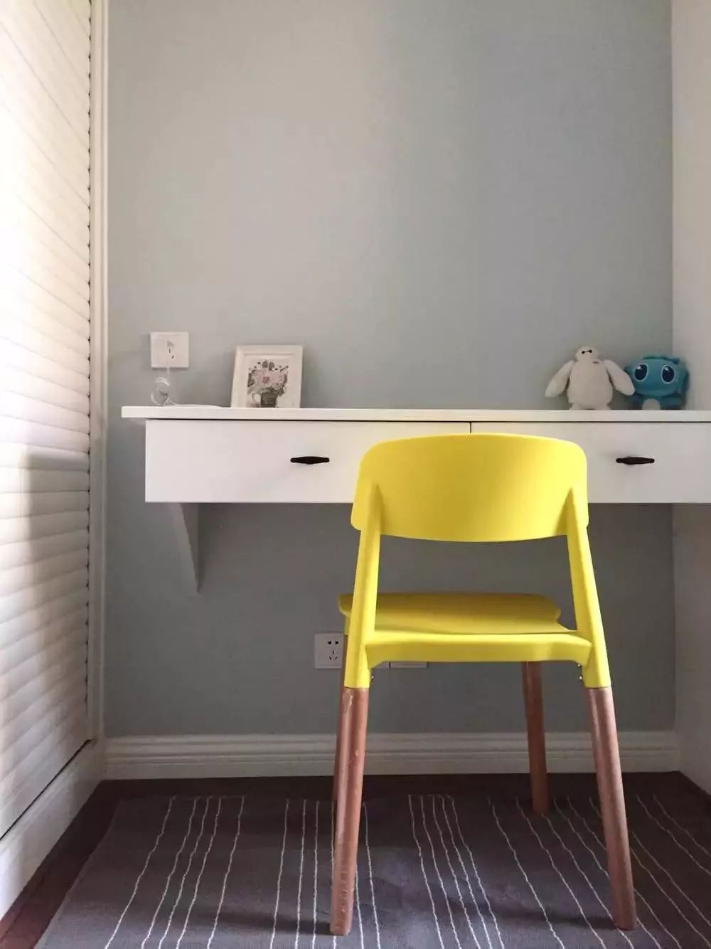 书房有个榻榻米和书柜设计,书房榻榻米的设计底下可以储物