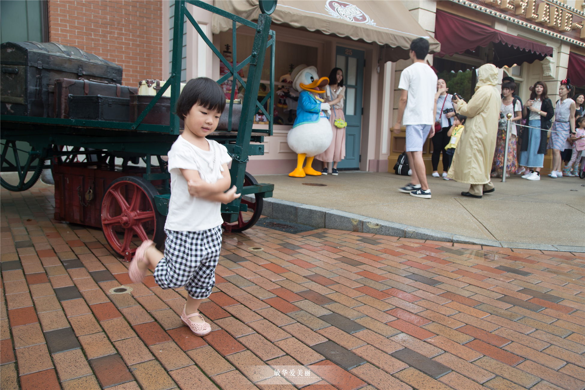 香港迪士尼门票深港联游,香港迪士尼2大1小亲子当日套票