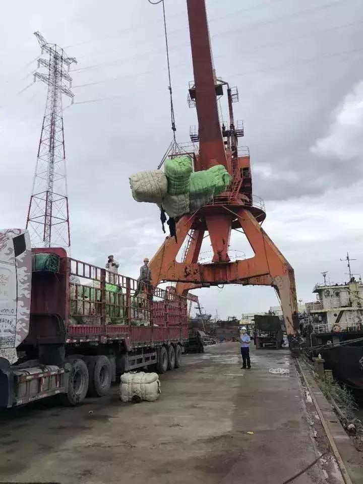 700多吨走私洋垃圾衣物被查获,大量丢弃的旧衣服