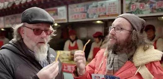 外国人来中国买辣条却发现很便宜,外国人来中国购买辣条