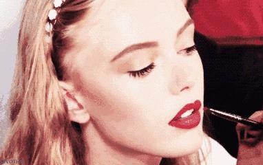 世界上第一支口红是哪个品牌,世界上第一支口红