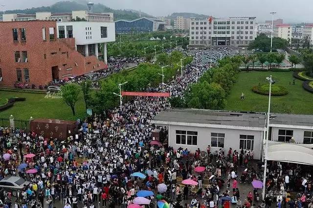 直击高考工厂毛坦厂,毛坦厂亚洲最大高考工厂