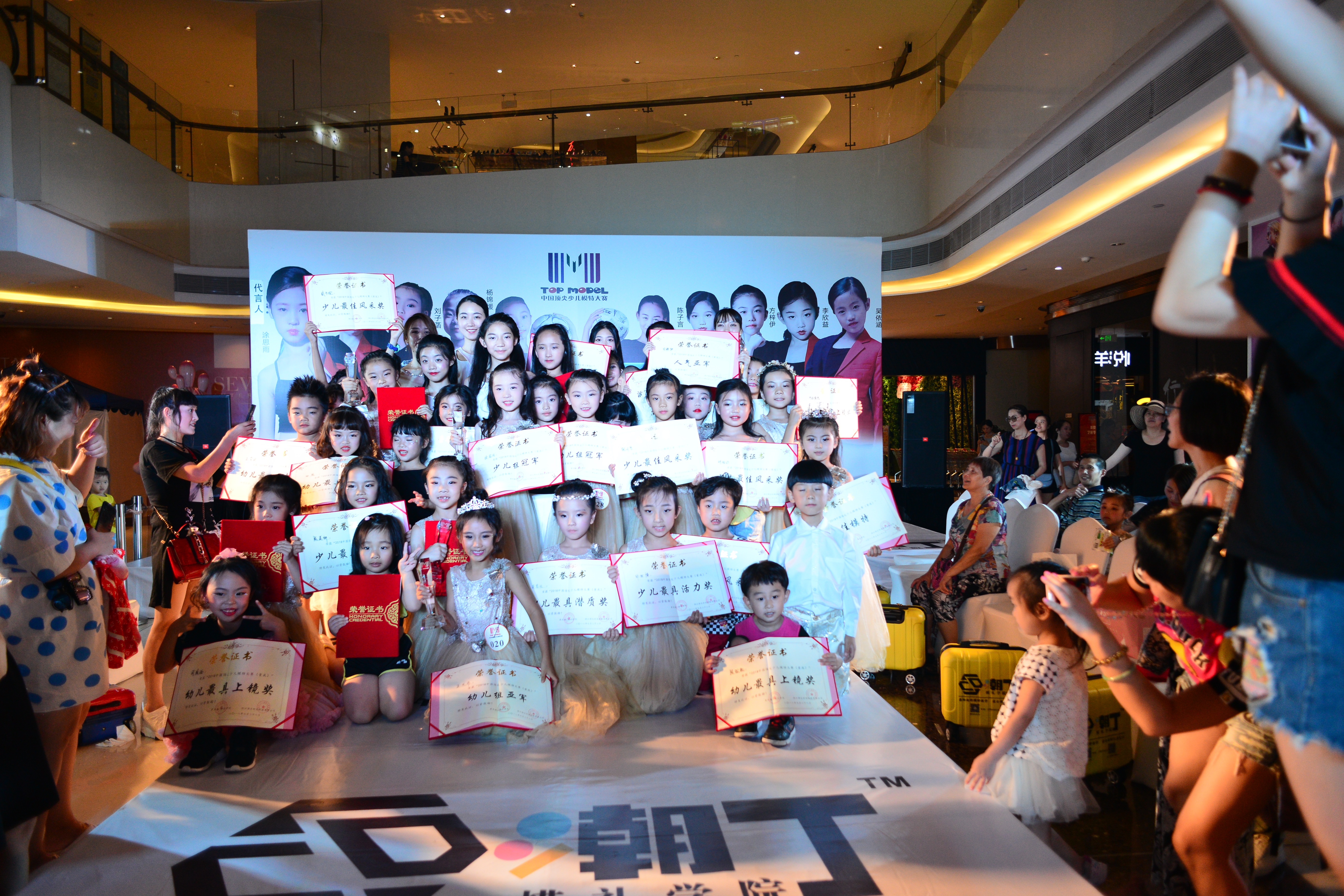 顶尖少儿模特大赛现场！看小淑女和小绅士们的别样风采