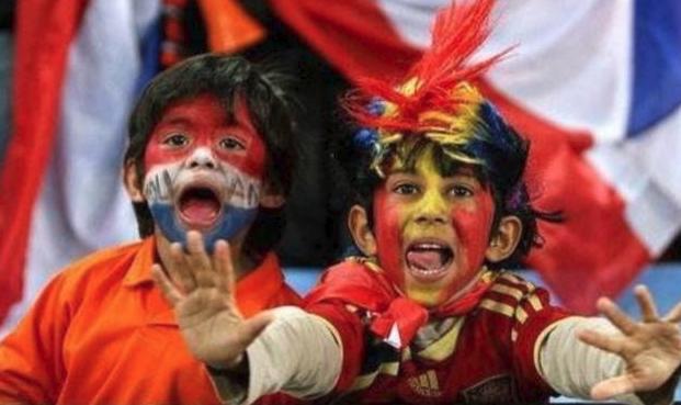 颁奖典礼名场面足球,足球场里颁奖典礼