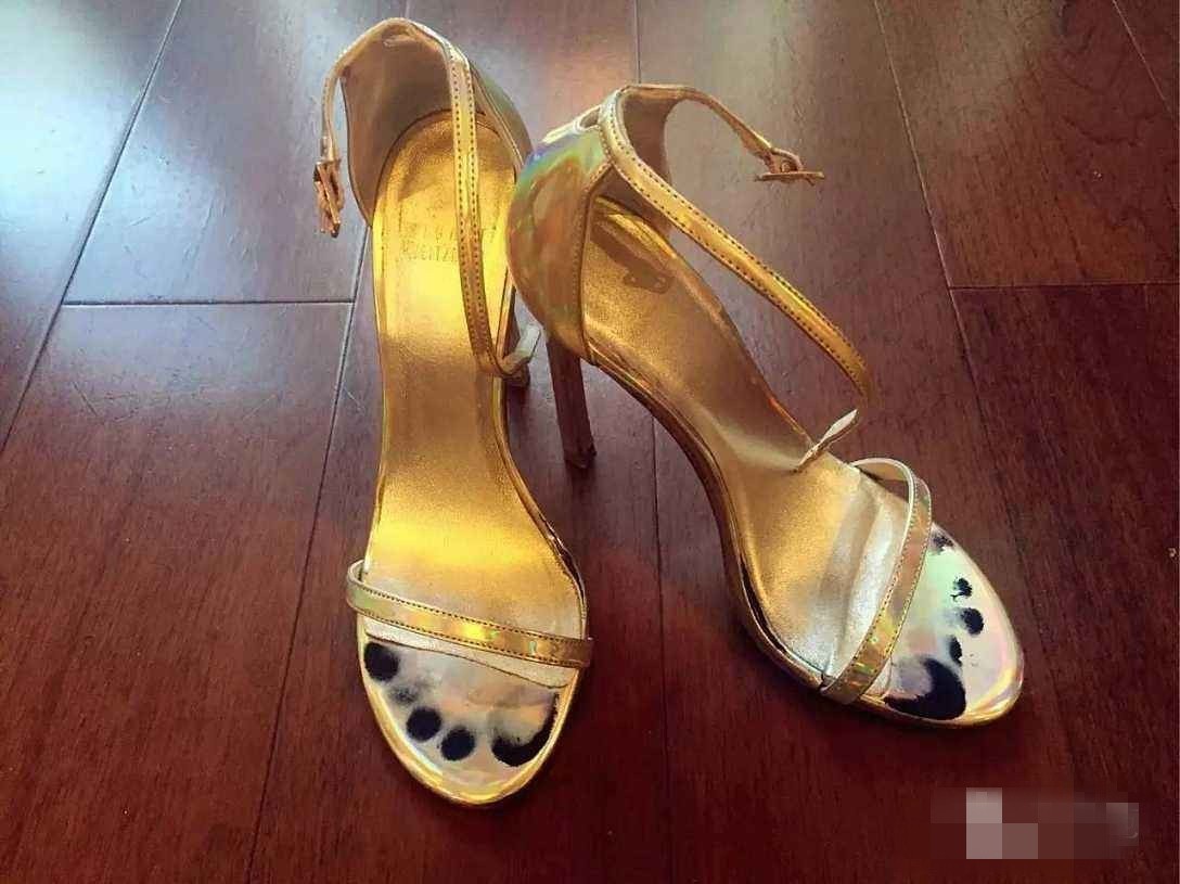 1400元凉鞋掉色脚上染出鞋这些人的脚丫比她还惨