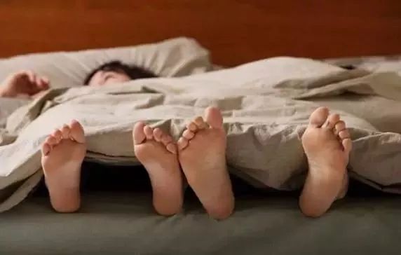 产后与老公相处,产后要不要和老公分居两地