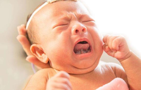 两个月宝宝老是抠头皮,宝宝便秘洁癖妈妈直接用手抠