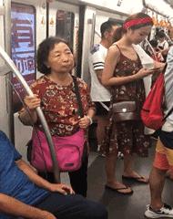 几十元的扭扭车,硬是被你开出了几百万豪车的感觉