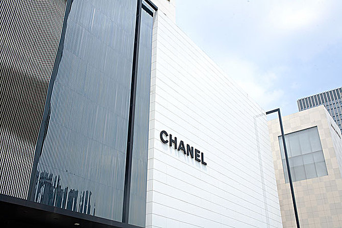 这位满世界为Chanel彩妆寻找颜色的人拥有怎样的工作日常？