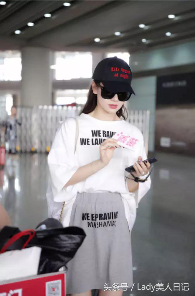 虽然世界杯变成了欧洲杯，但是戚薇的这套德国球衣还是很有看头的