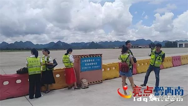 兴义万峰林飞机降落视频夜景,兴义万峰林机场飞机起飞视频