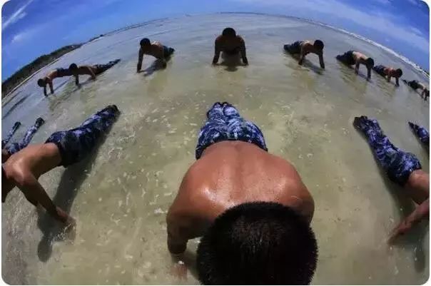 向所有中国军人军属致敬,致敬军人致敬军属