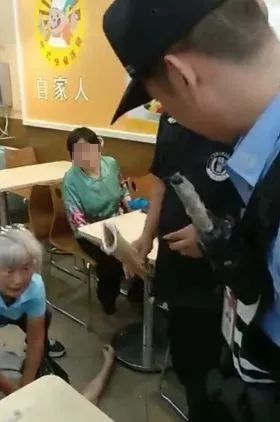 73岁老人跪地救恩人,六旬白发老人跪冰救人