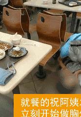 73岁老人跪地救恩人,六旬白发老人跪冰救人