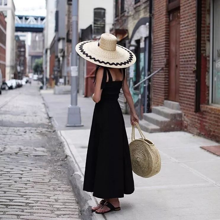 穿泳衣只是为了游泳？知识女性有自己的泳装格调