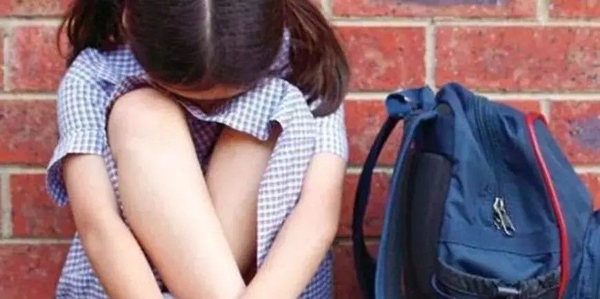 孩子突然岔着腿走路,孩子走路突然瘸腿