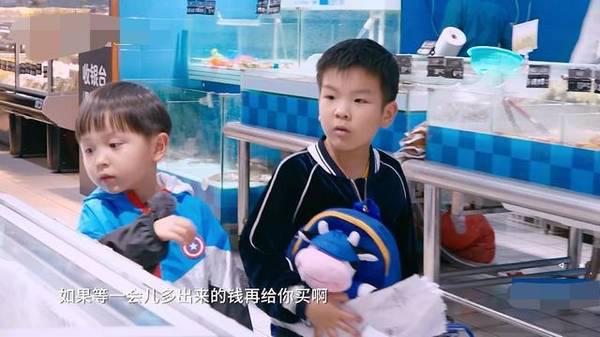 大麟子帮安迪抓螃蟹,安迪大麟子购物