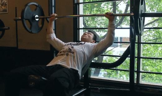 产后胸部干瘪下垂如何练胸肌,胸肌练不大怎么办教你一招