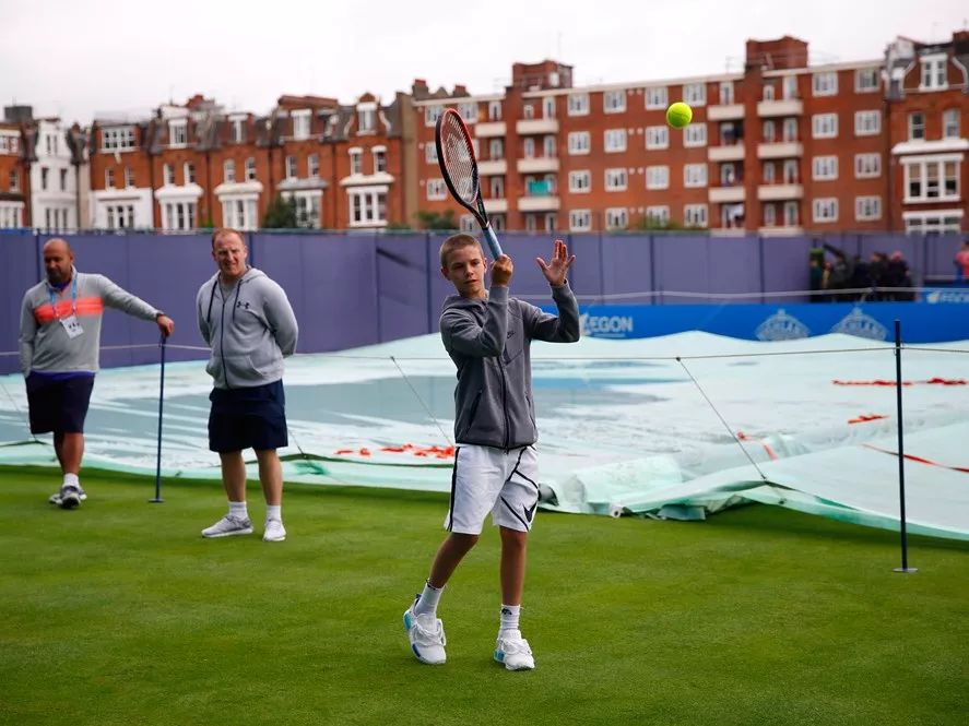 买14亿豪宅就为让小孩踢球，贝嫂家为什么没养出败家子？