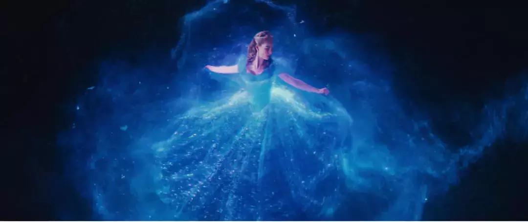 女孩穿上水晶鞋可以操控整个世界,穿上水晶鞋变成美女