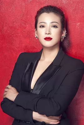 8月4日，国内顶级啦啦操队伍、《星光大道》亚军郝歌等齐聚金沙滩啤酒城！