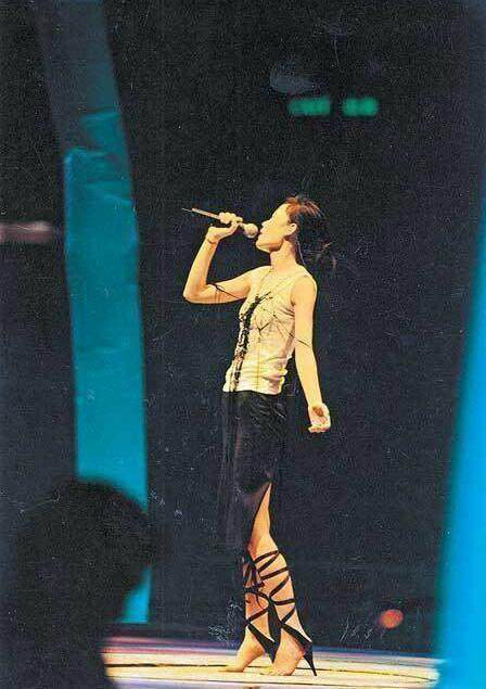 女星奇葩高跟鞋，林允儿新照踩团火杨颖踩空气，何穗风火轮最舒服