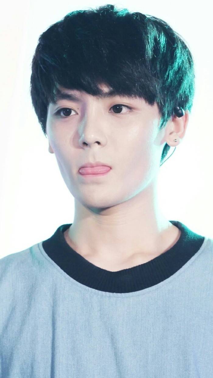 鹿晗侯明昊高清壁纸,侯明昊两张衔接壁纸