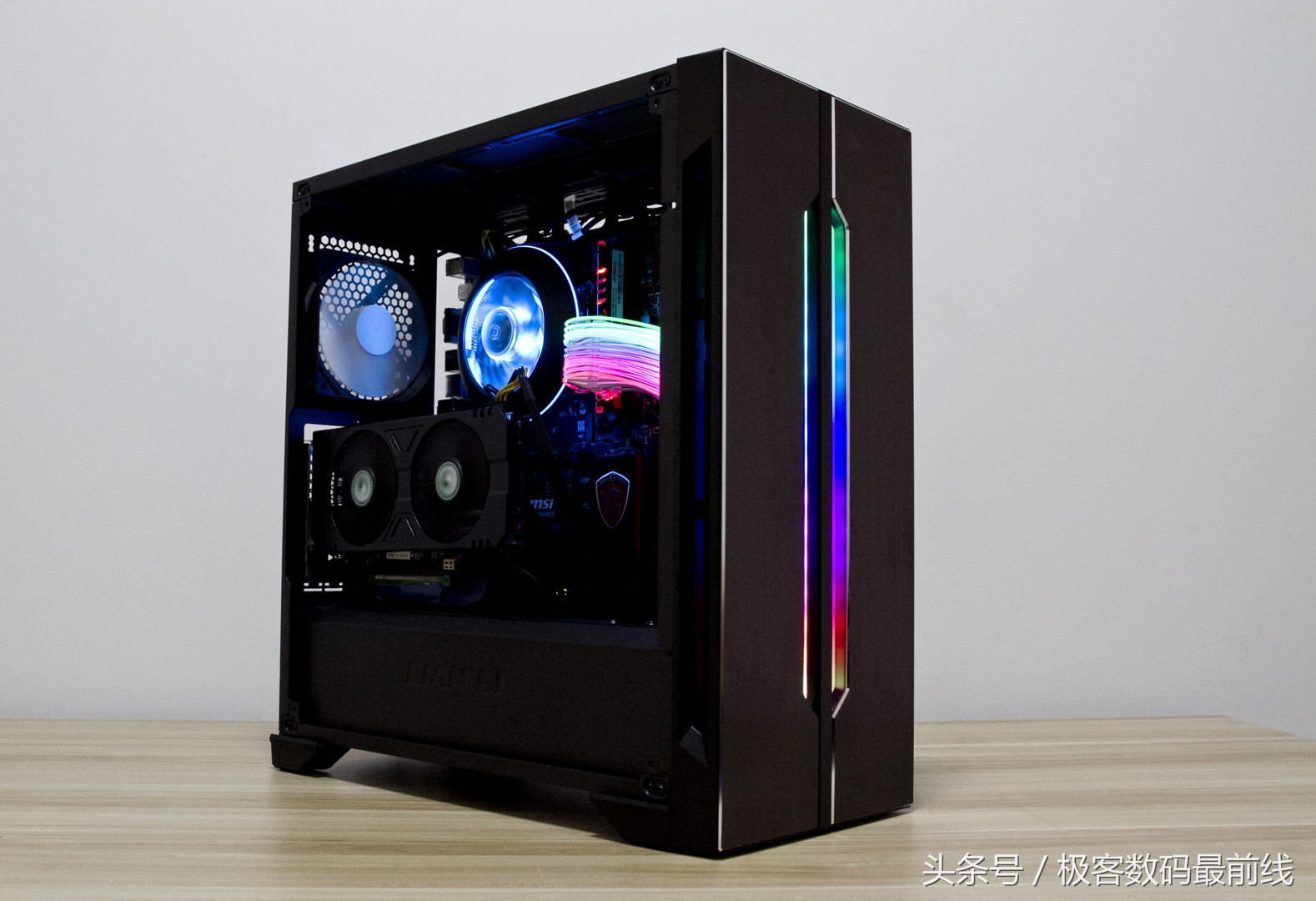 联力双子座幻彩和rgb的区别,联力双子座幻彩