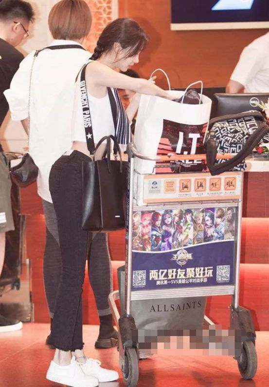 49岁许晴从清纯到性感竟全靠她的美臀，网友大呼受不了