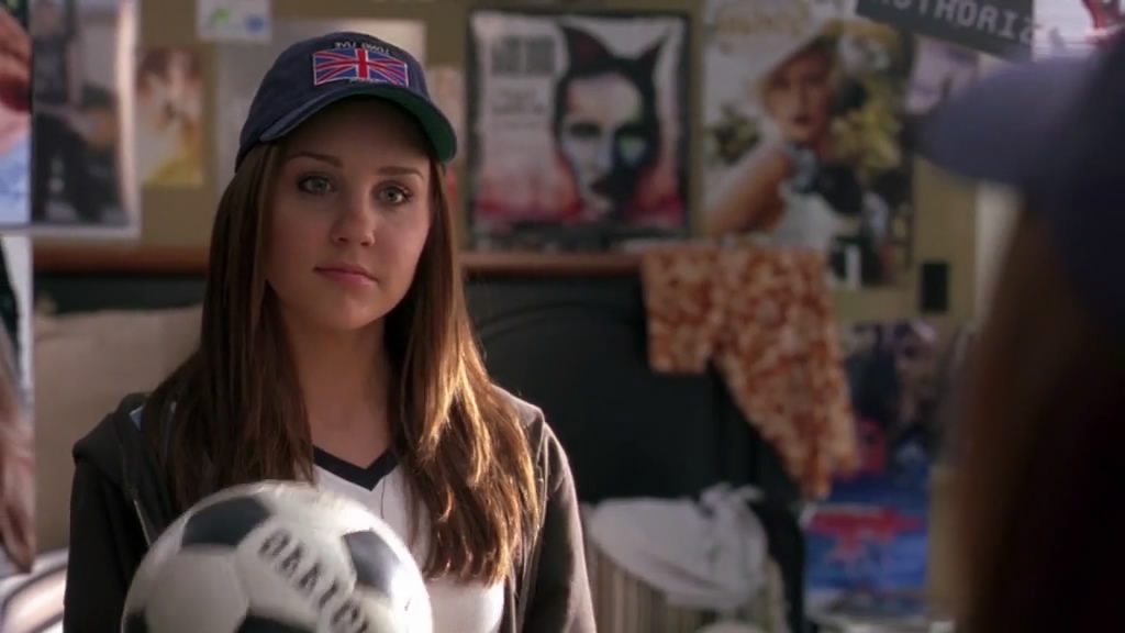 女孩为实现足球梦装成哥哥住宿舍,女孩为了足球梦女扮男装混进球队