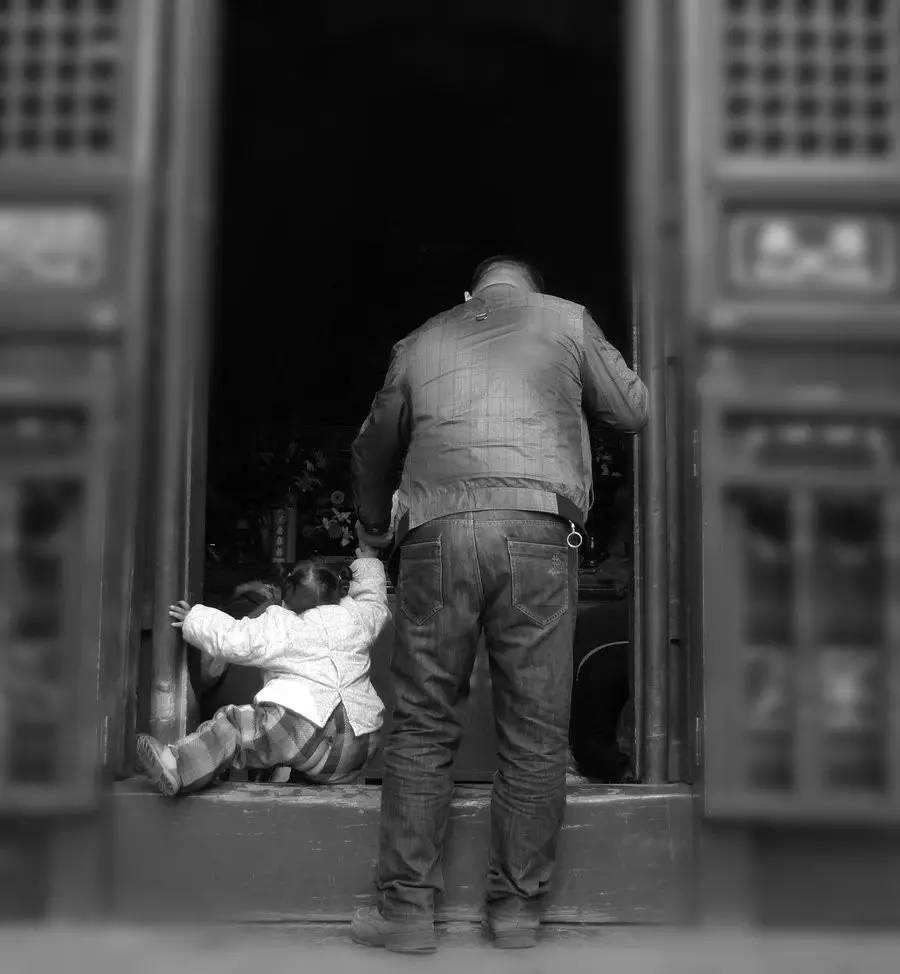 坐寺庙门槛有什么忌讳吗,去庙里为什么不能踩门槛
