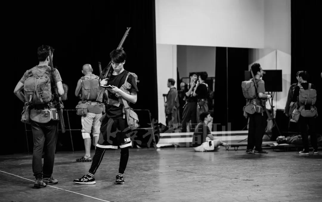 我采访了“马头”、“马前腿”和“马后腿”｜《战马》幕后