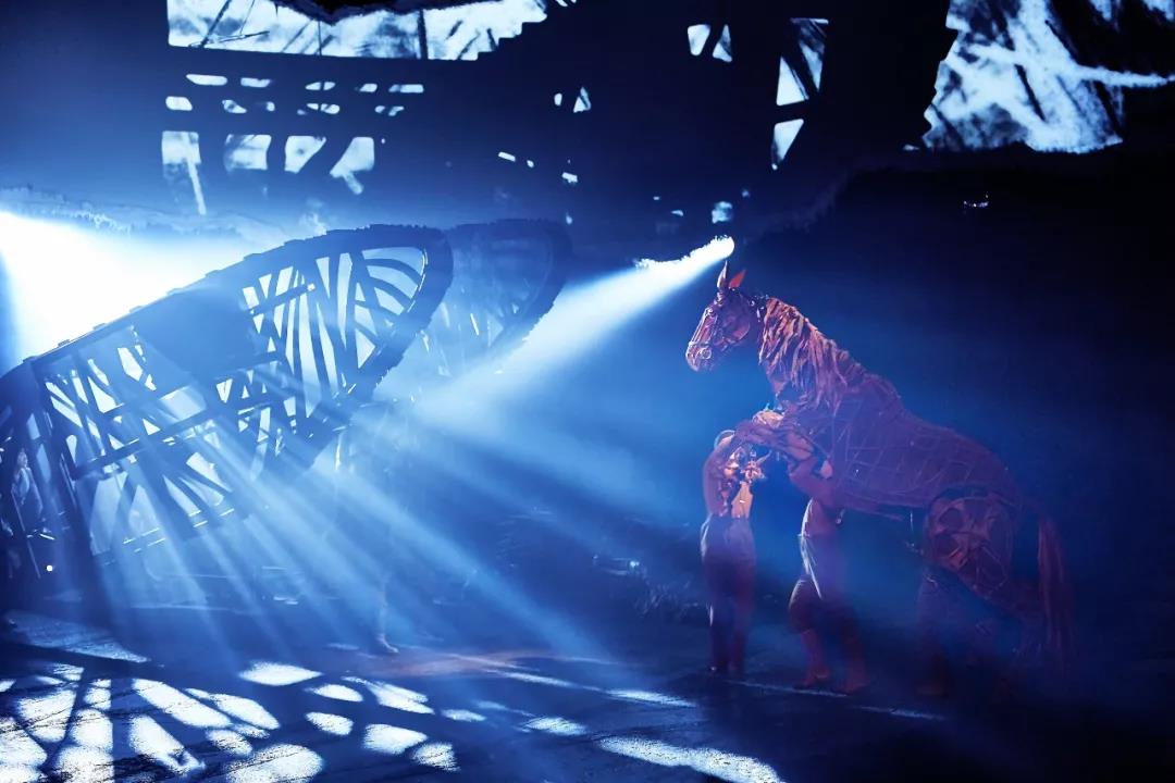 我采访了“马头”、“马前腿”和“马后腿”｜《战马》幕后