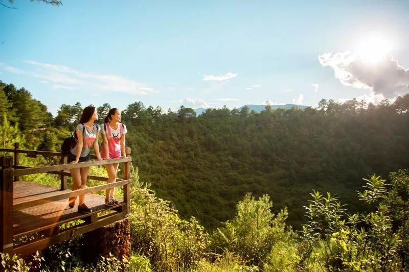 入秋时节，寻一抹火山热海治愈蓝