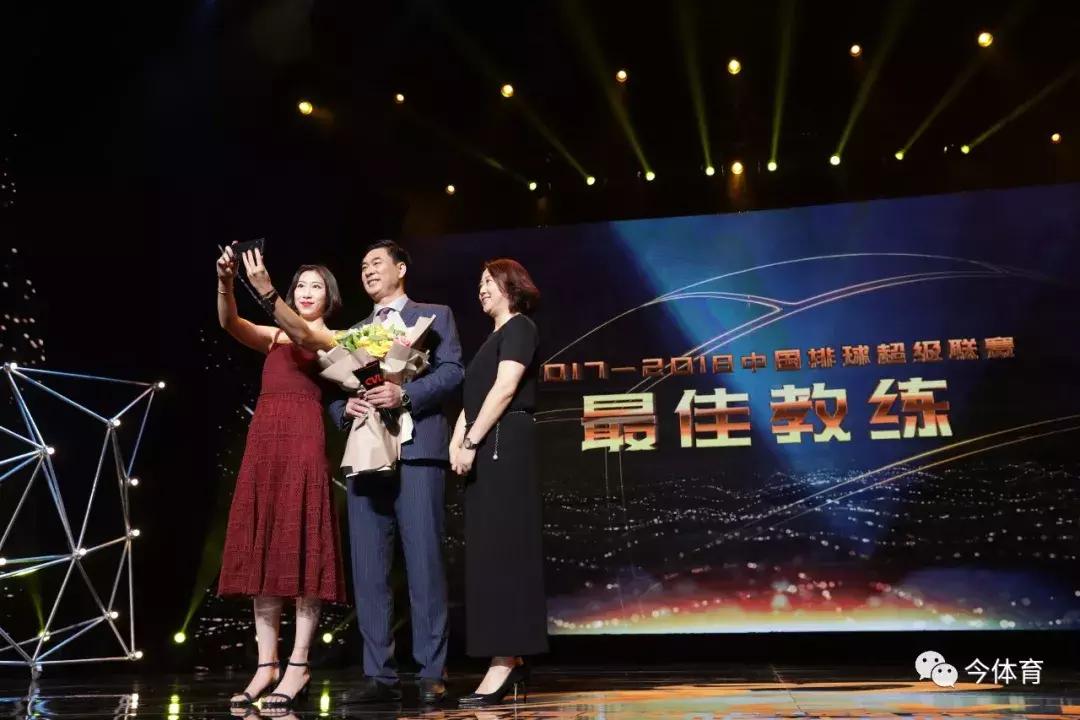 排超联赛天津女排捧起第16冠,排超联赛天津女排颁奖牌和鲜花