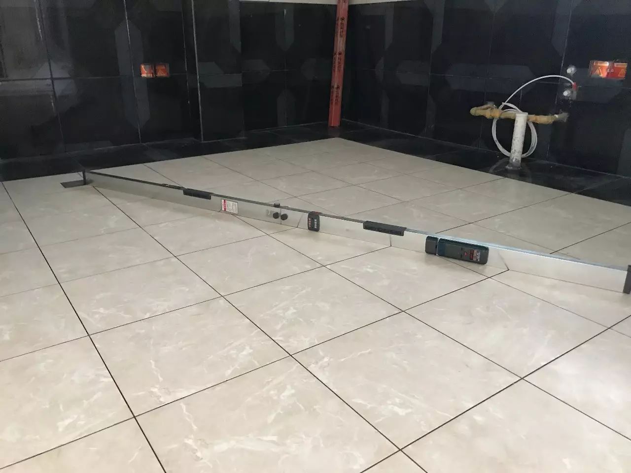 地面不平差10公分怎么找平,地不平怎么铺地台