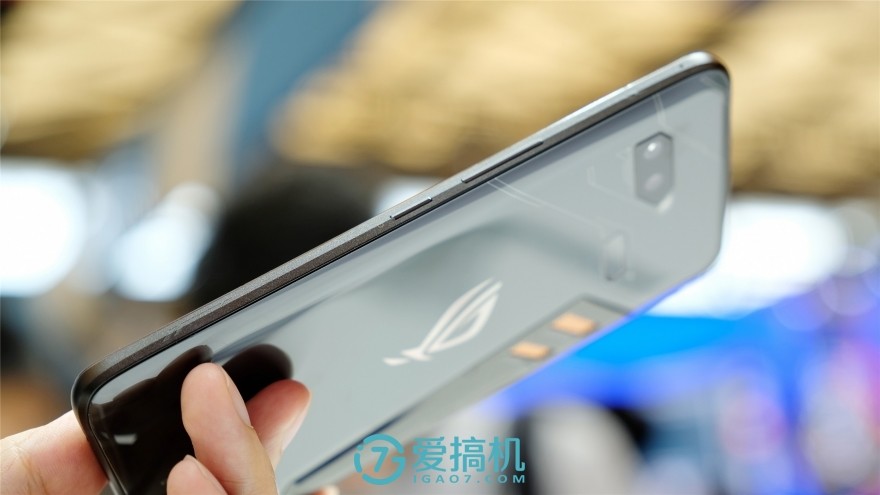华硕rog游戏手机2上手视频,华硕游戏手机rog全套